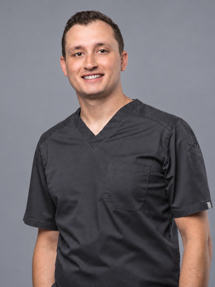 Jakub Świderski, lekarz specjalista chirurgii stomatologicznej i implantolog w Ars Dentistica w Krakowie
